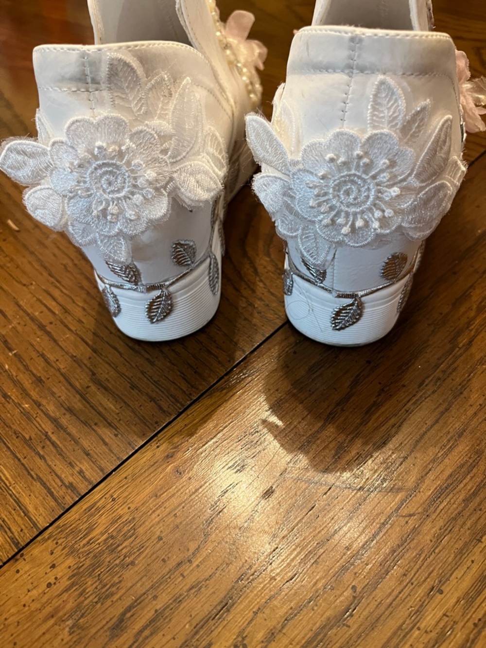Journee Collection Floral Appliqué Slip-On Shoes, size 8 - Picture 9 of 15